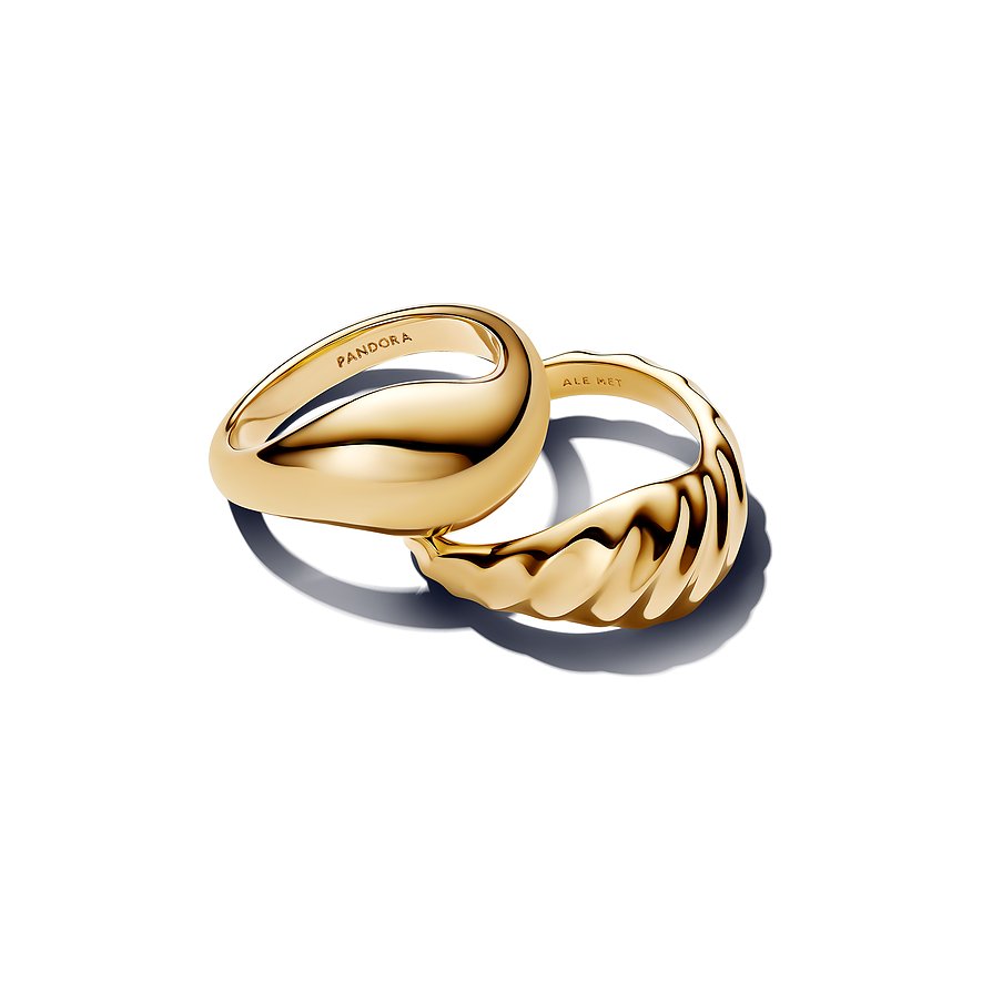 Zwei ineinander greifende Pandora Metallringe in Goldoptik. Einer ist glatt und bauchig, der andere gerafft und gewellt.