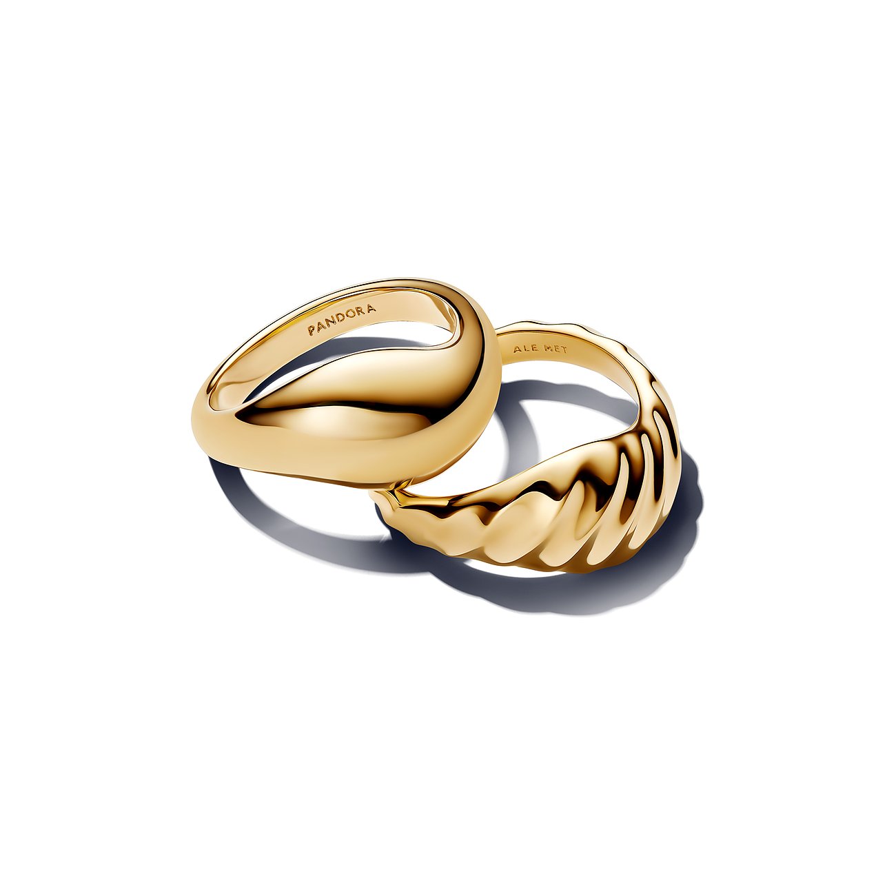 Zwei ineinander greifende Pandora Metallringe in Goldoptik. Einer ist glatt und bauchig, der andere gerafft und gewellt.