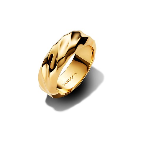 Pandora Ring aus goldenem Metall mit unregelmäßig geformter Oberfläche, leicht schräg und von oben rechts betrachtet.