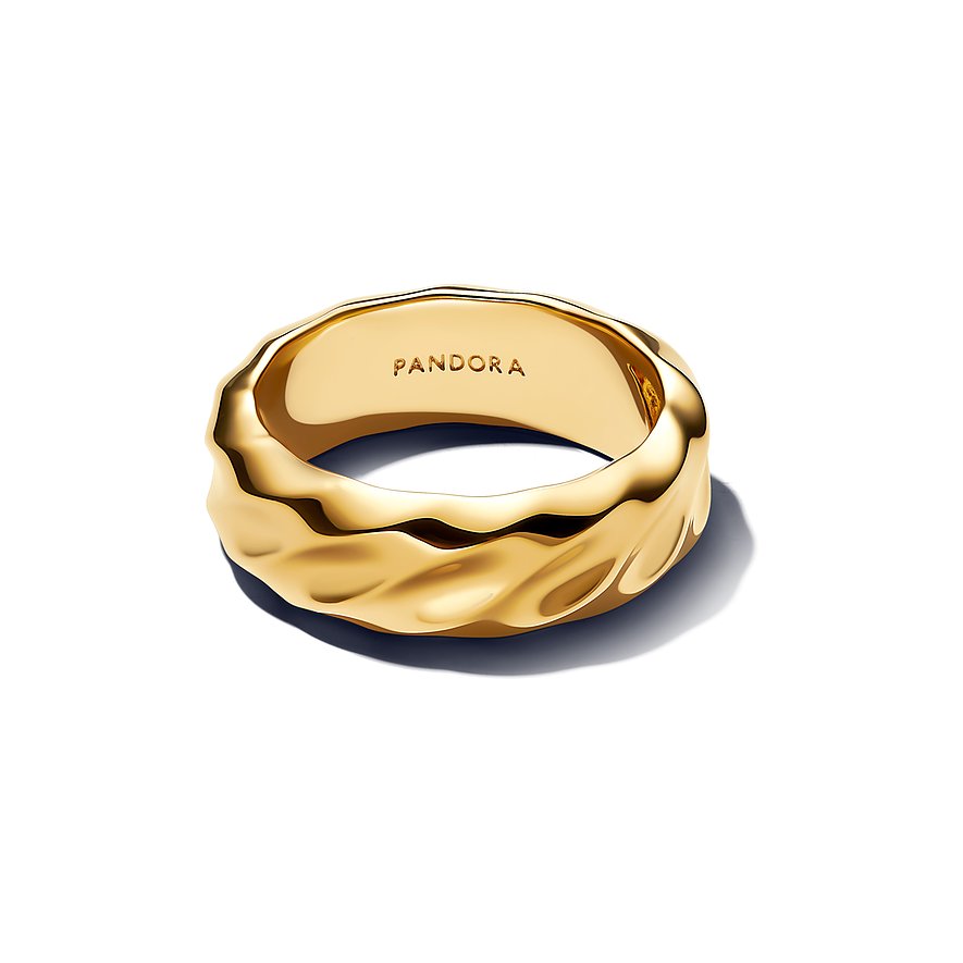 Ein Pandora Ring aus goldenem Metall mit einer wellenförmigen, strukturierten Oberfläche, sichtbar von vorn.