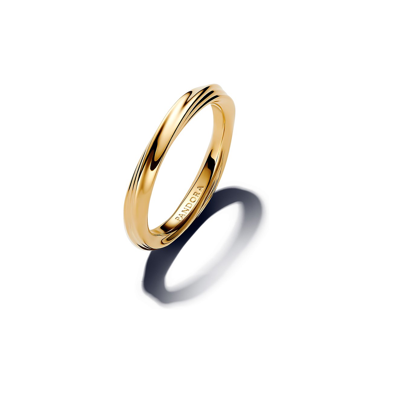 Der goldfarbene Pandora Metall-Ring ist elegant und modern, mit einer sanft gedrehten Form und dem eingeprägten Pandora-Logo.