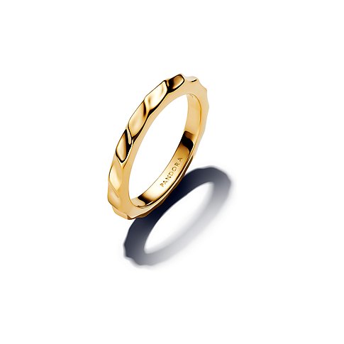 Goldfarbener Pandora-Ring aus Metall mit unregelmäßiger, gehämmerter Textur und "PANDORA"-Gravur.