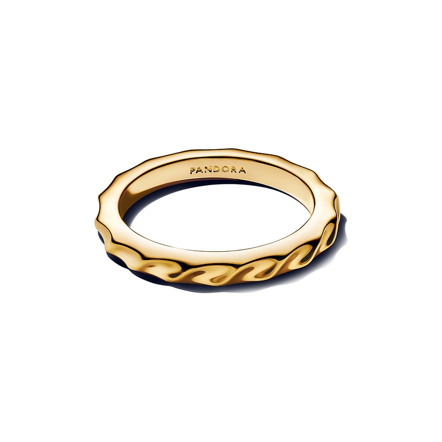 Ein Pandora Ring aus goldenem Metall, mit einer unebenen, gewellten Oberfläche und dem Pandora-Markenlogo auf der Innenseite.