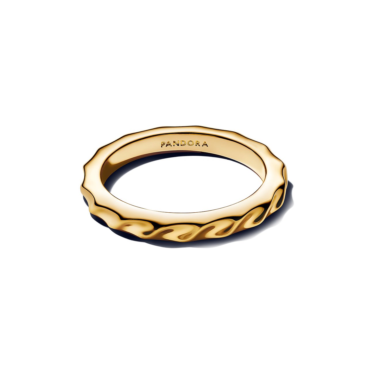 Ein Pandora Ring aus goldenem Metall, mit einer unebenen, gewellten Oberfläche und dem Pandora-Markenlogo auf der Innenseite.
