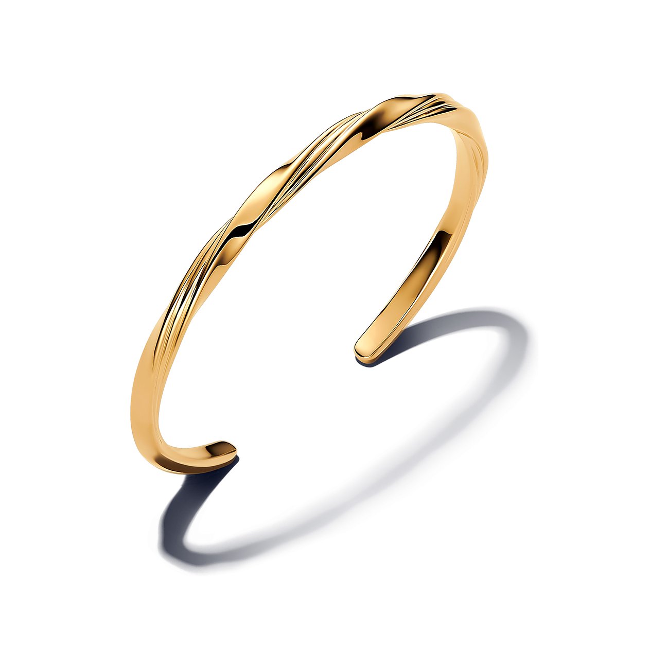Ein Pandora goldfarbener Armschmuck aus Metall mit elegant verdrehter Form, von oben links nach unten rechts ausgerichtet.