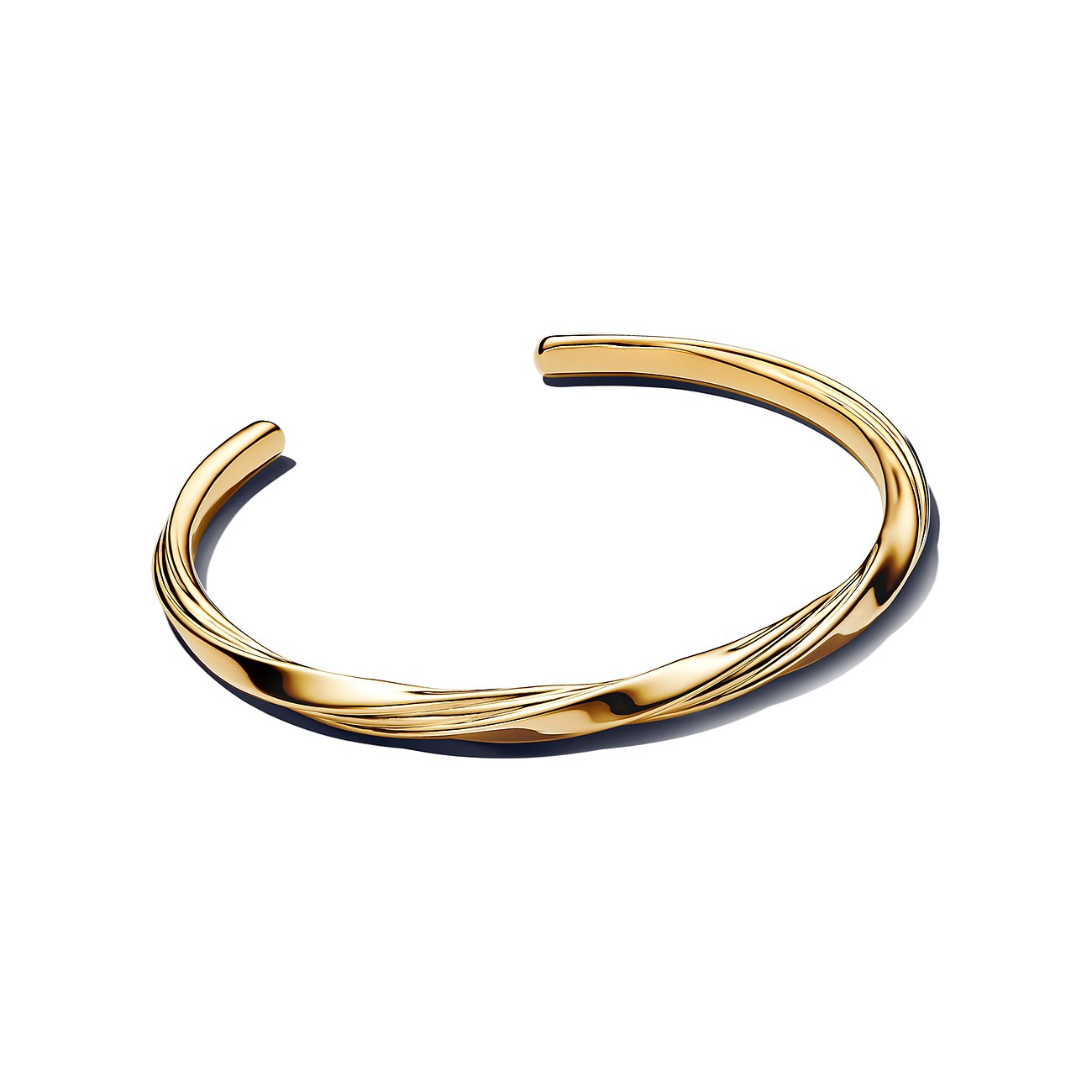 Ein glänzender goldener Pandora Armreif aus Metall, der eine spiralartige, gewellte Textur aufweist.