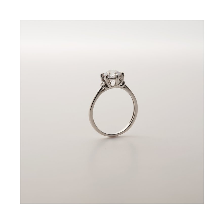 CHRIST Ring aus 585 Weißgold mit einem Diamanten in der Seitenansicht, auf einem weißen Hintergrund.
