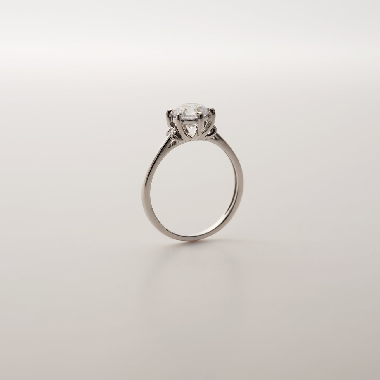 CHRIST Ring aus 585 Weißgold mit einem Diamanten in der Seitenansicht, auf einem weißen Hintergrund.