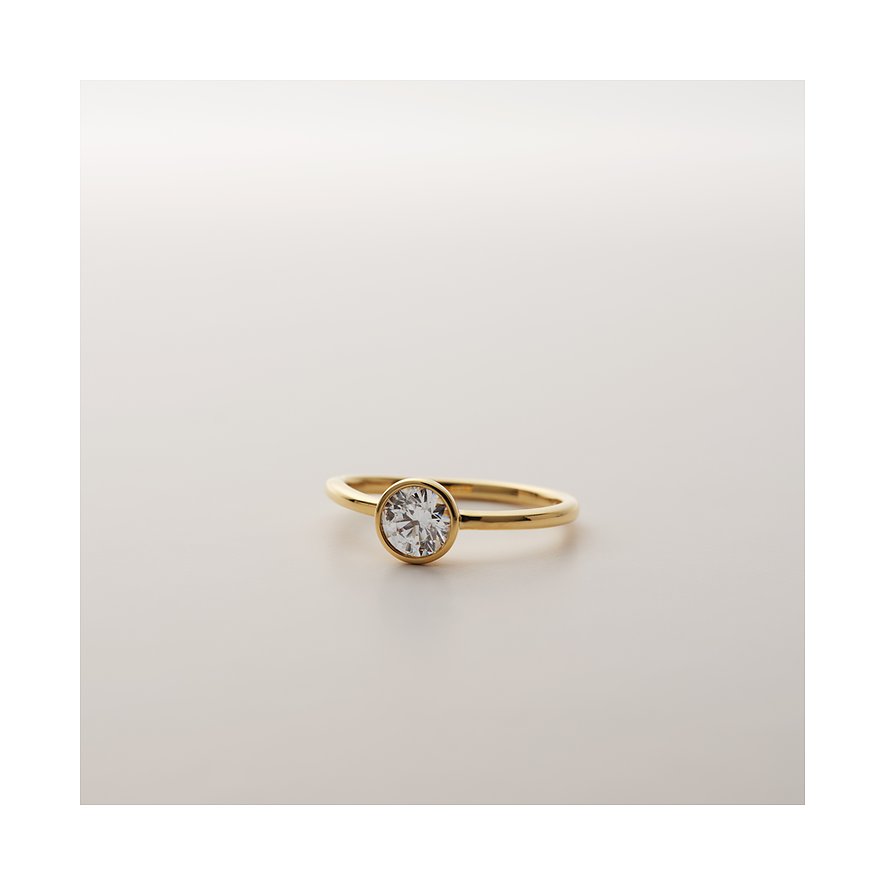 CHRIST ring van 585 geelgoud met een ronde diamant in een eenvoudige zetting, van voren gefotografeerd.