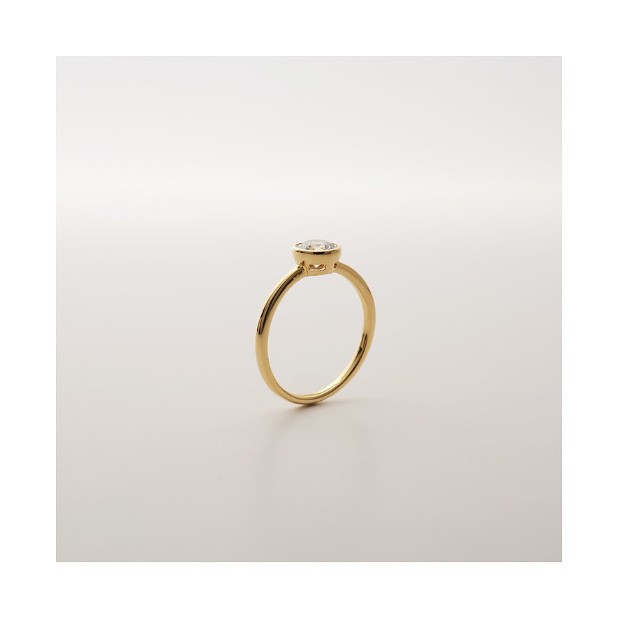 CHRIST ring van 585 geelgoud met een gezette diamant in het midden, op een witte achtergrond.