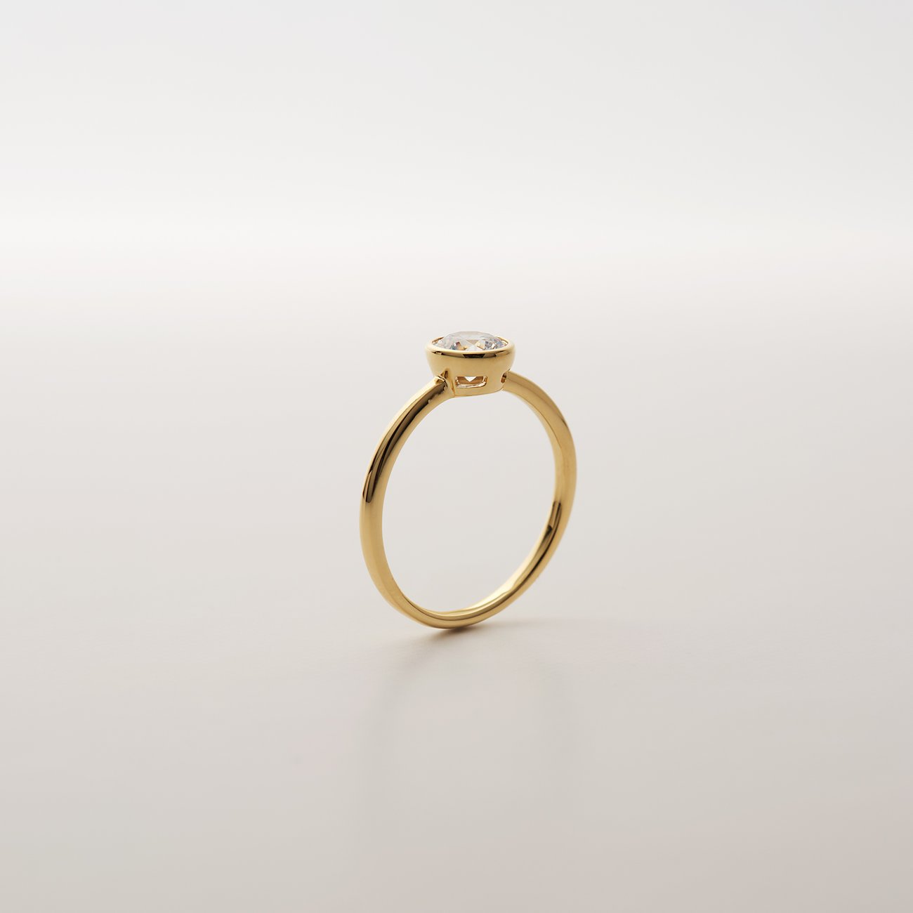 CHRIST ring van 585 geelgoud met een gezette diamant in het midden, op een witte achtergrond.