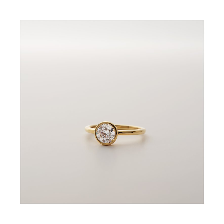 CHRIST ring van geelgoud, liggend, met een grote, ronde diamant in een zetting.
