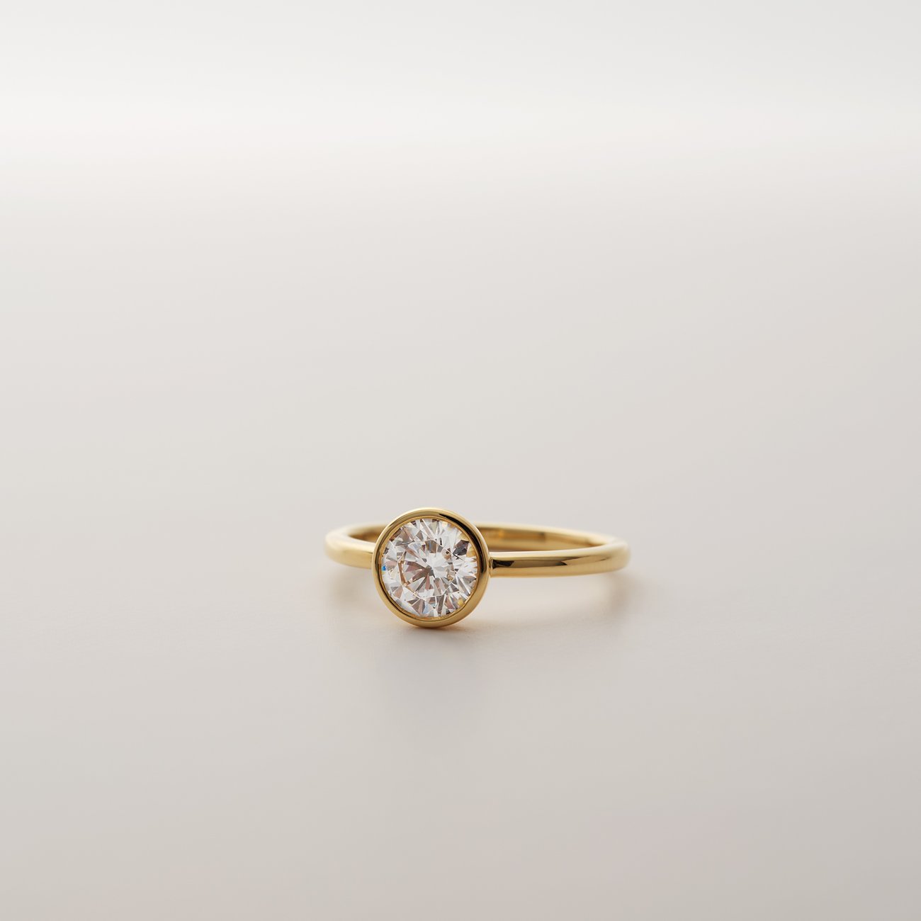 CHRIST ring van geelgoud, liggend, met een grote, ronde diamant in een zetting.