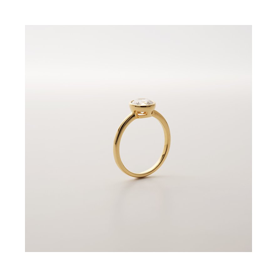 CHRIST ring van geelgoud, verfijnd met een fonkelende diamant, die zijdelings gepresenteerd wordt.