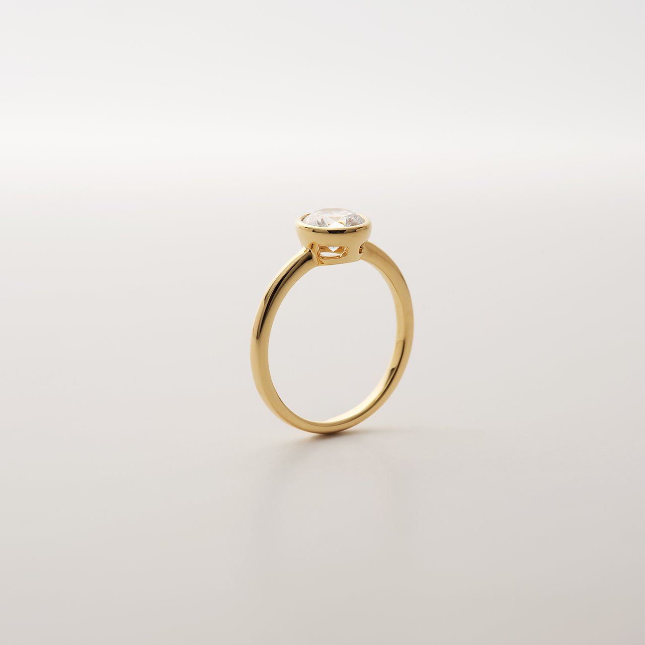 CHRIST ring van geelgoud, verfijnd met een fonkelende diamant, die zijdelings gepresenteerd wordt.