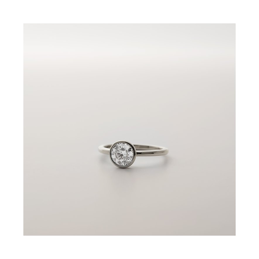 Ein stilvoller CHRIST Ring aus 585er Weißgold mit einem kreisförmigen Diamanten, der in einer Lünette gefasst ist.