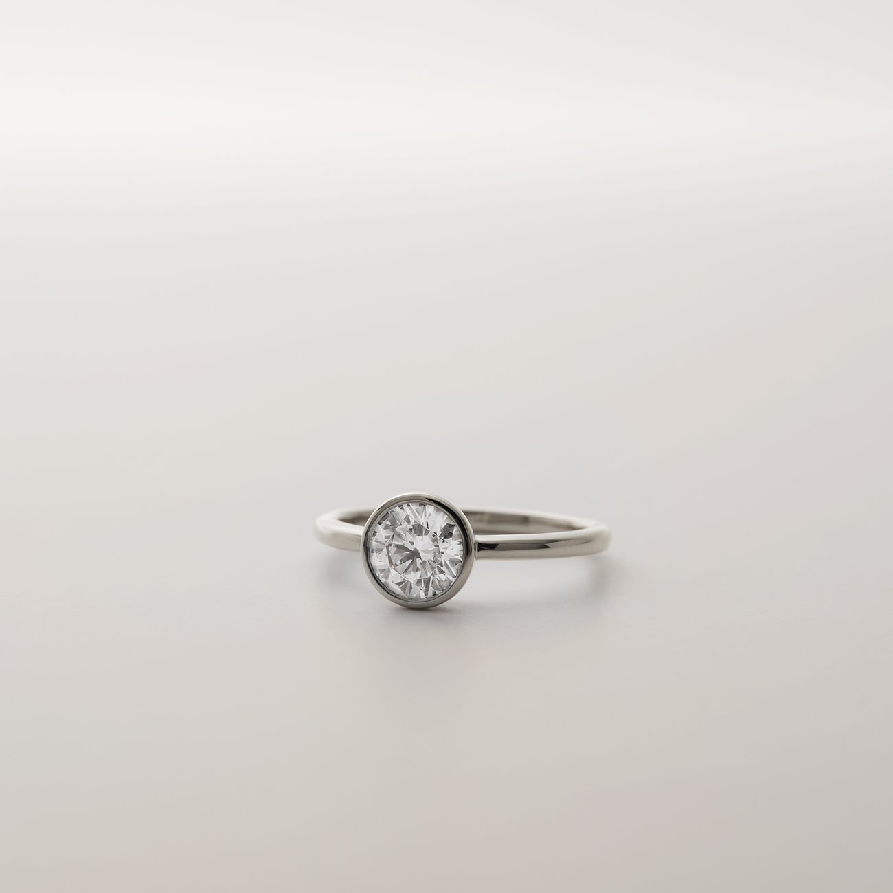 Ein stilvoller CHRIST Ring aus 585er Weißgold mit einem kreisförmigen Diamanten, der in einer Lünette gefasst ist.