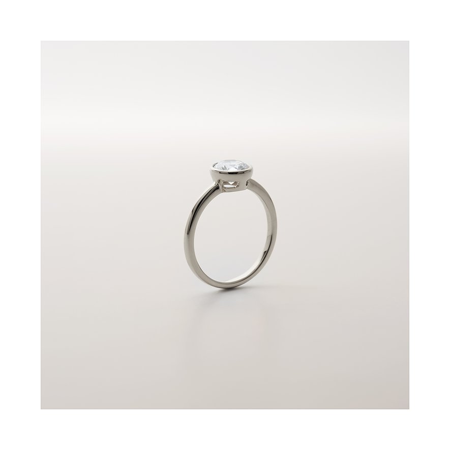 CHRIST Ring aus 585 Weißgold mit einem zentral gefassten Diamanten in Seitenansicht.