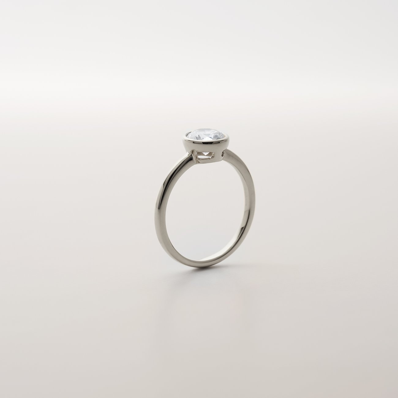 CHRIST Ring aus 585 Weißgold mit einem zentral gefassten Diamanten in Seitenansicht.