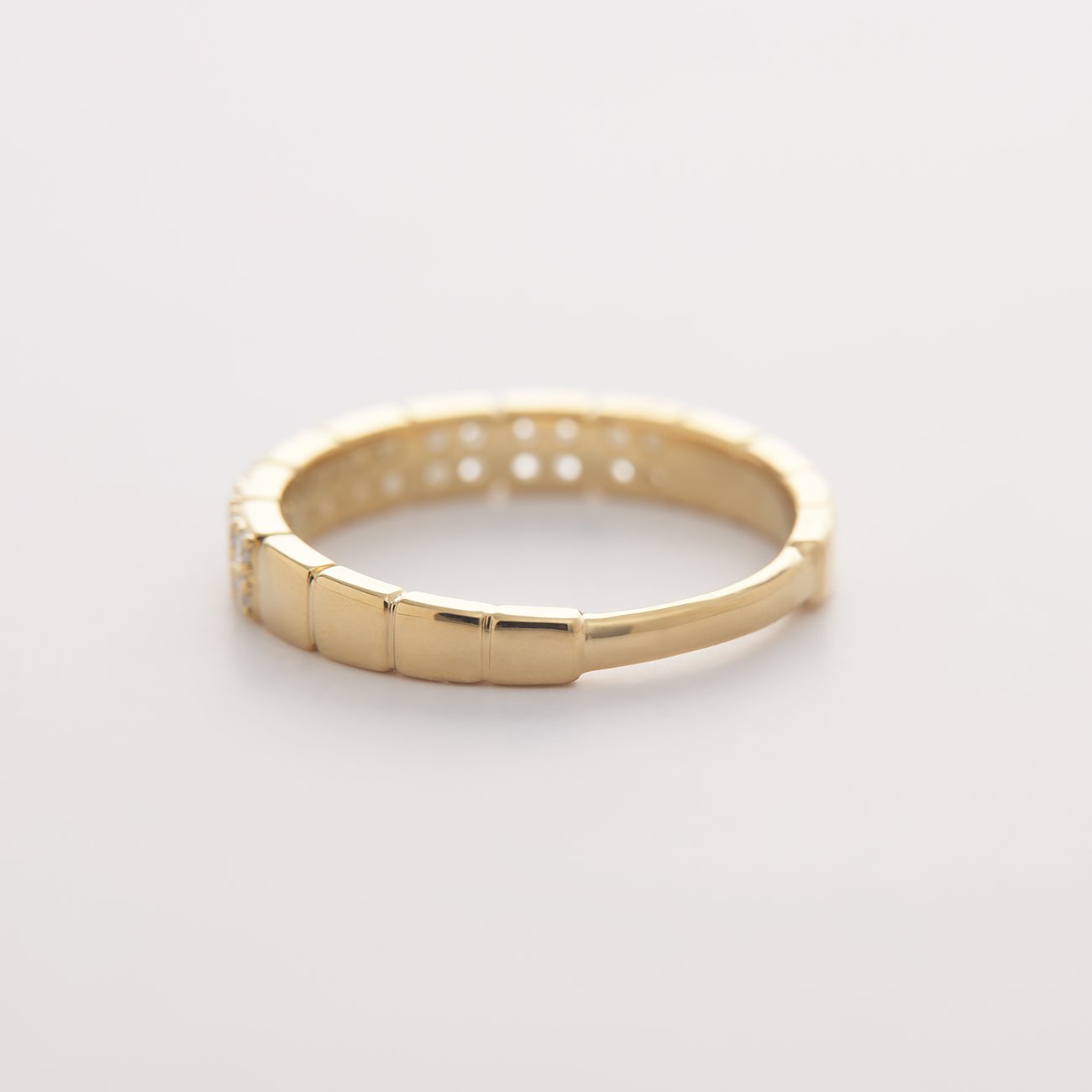 CHRIST guldrand i 585 guld med diamanter, fotograferad från baksidan.