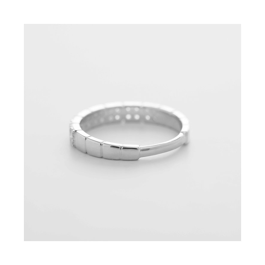 En CHRIST ring i 585 vitguld, med gnistrande diamanter, som ligger lätt snett på en vit yta.