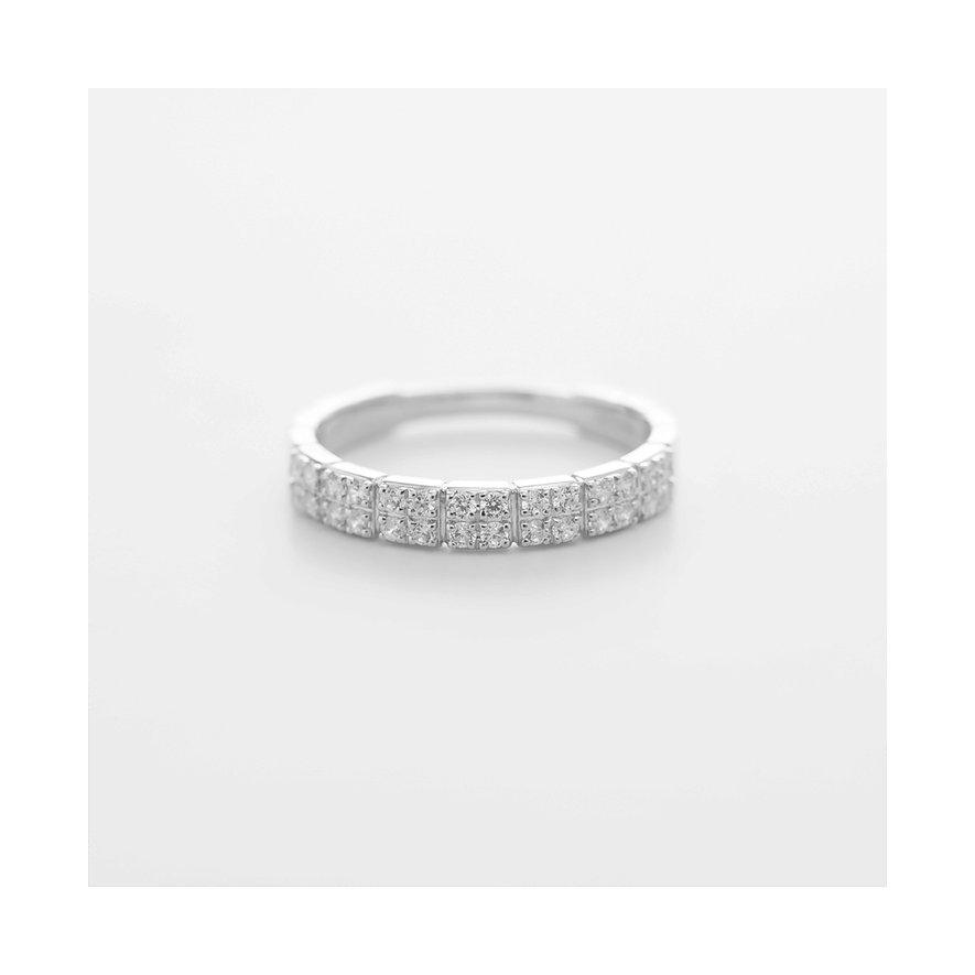 En CHRIST ring i vitguld, med två rader gnistrande diamanter på ovansidan, avbildad ovanifrån.