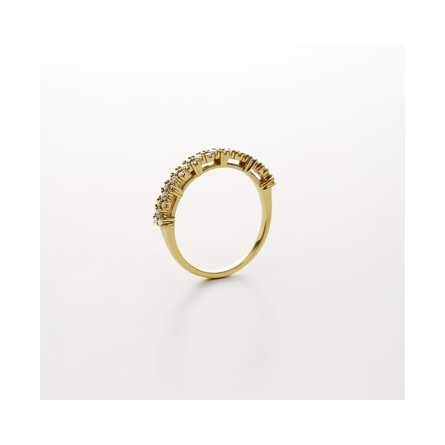 CHRIST Ring aus 585er Gelbgold mit funkelnden Diamanten, seitlich von oben betrachtet.