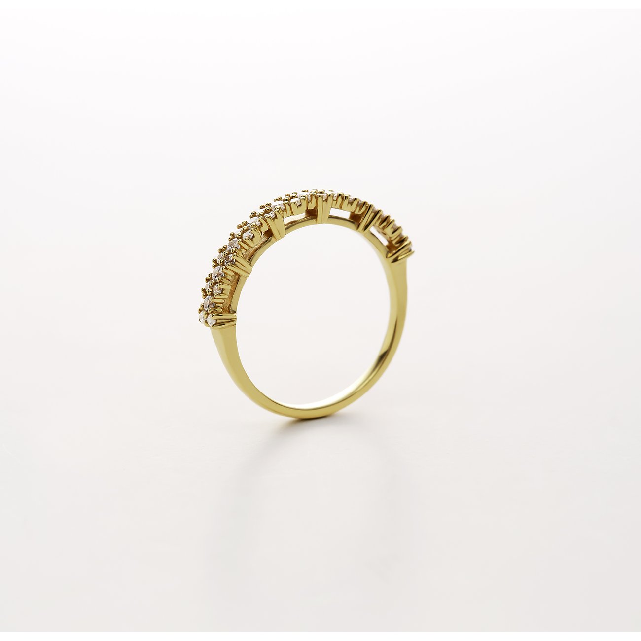 CHRIST Ring aus 585er Gelbgold mit funkelnden Diamanten, seitlich von oben betrachtet.