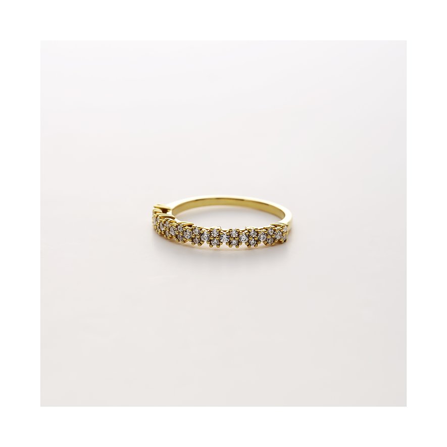 CHRIST Ring aus Gelbgold 585 mit Diamanten, eine goldene Ringschiene verziert mit einer Reihe funkelnder Diamanten.