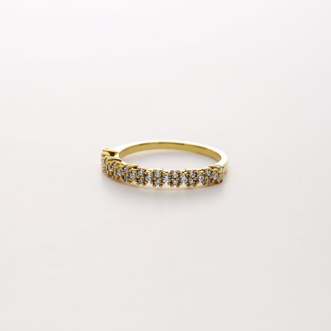 CHRIST Ring aus Gelbgold 585 mit Diamanten, eine goldene Ringschiene verziert mit einer Reihe funkelnder Diamanten.