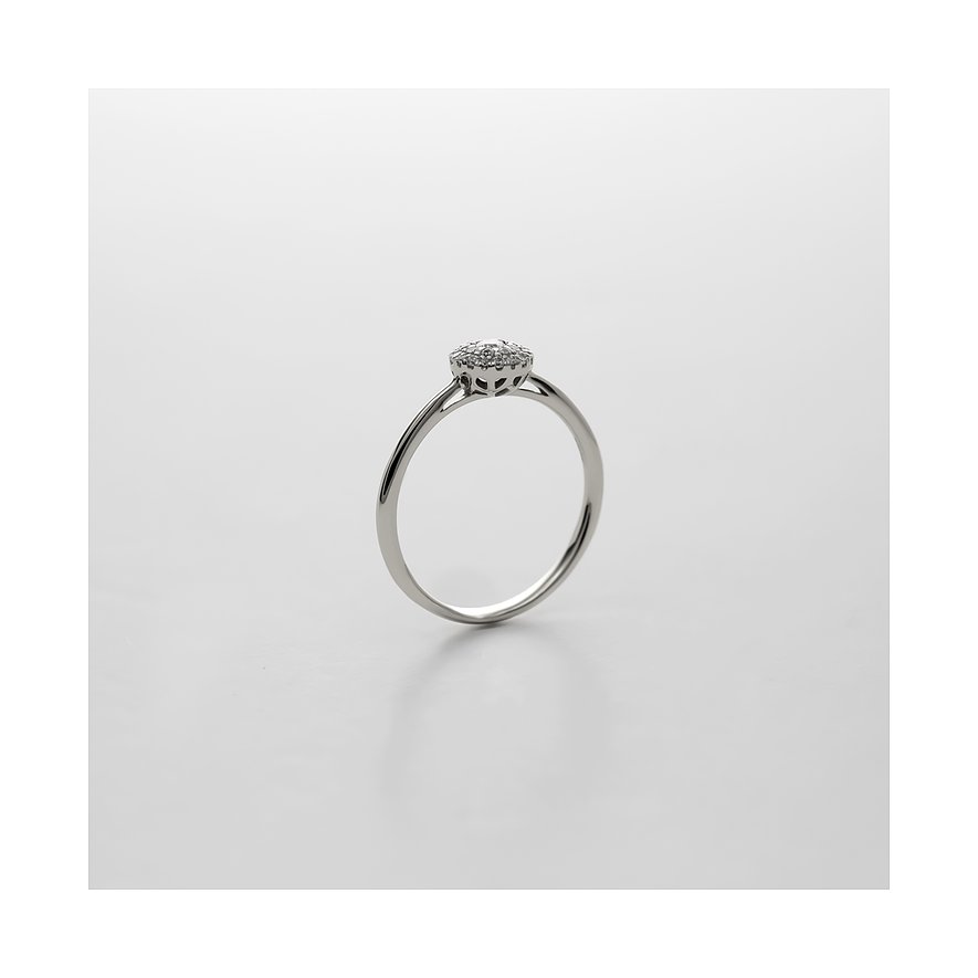 CHRIST ring i 585 vitguld med en rund diamantkluster, uppifrån sett.