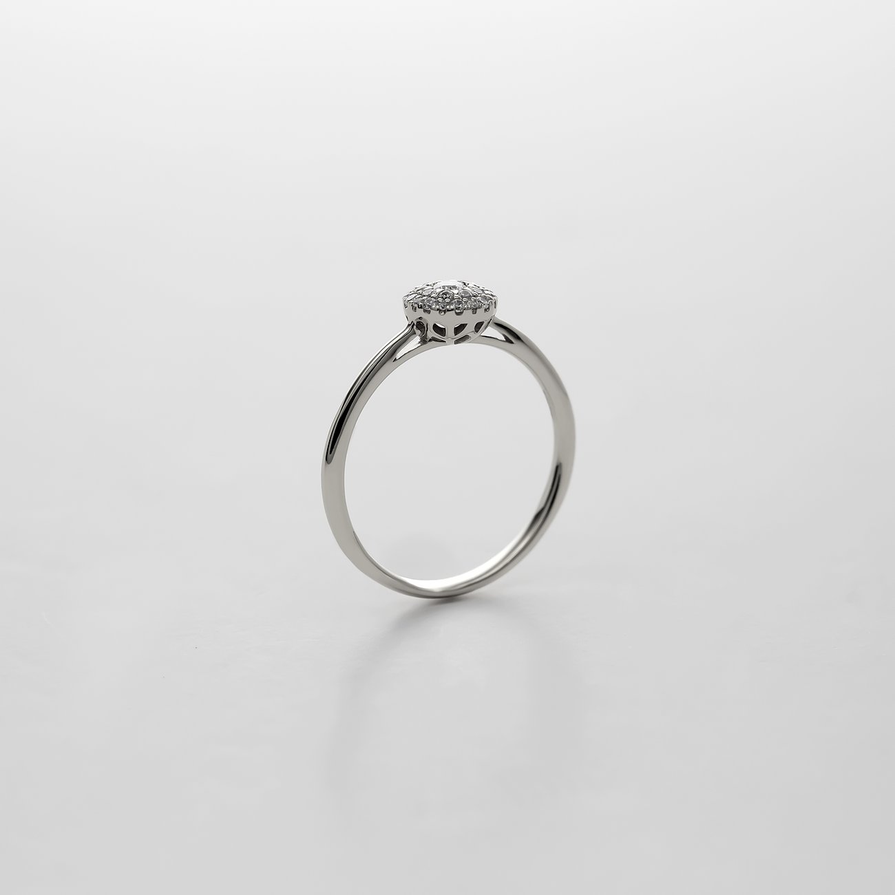 CHRIST ring i 585 vitguld med en rund diamantkluster, uppifrån sett.