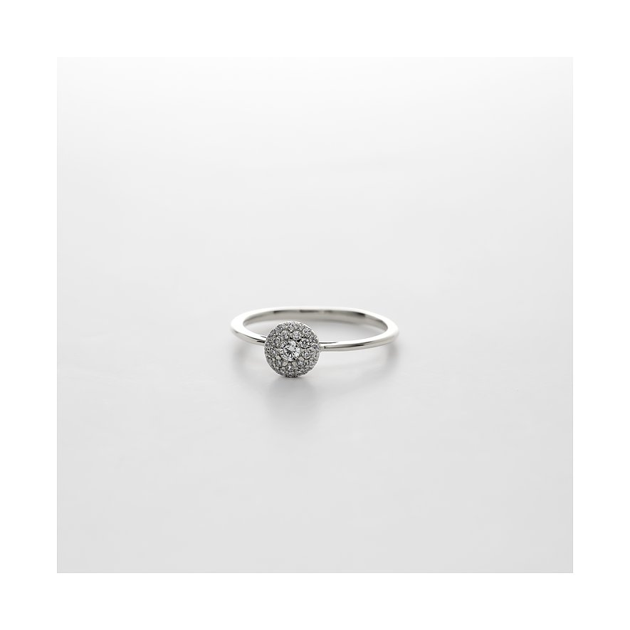 CHRIST ring i 585 vitguld med en rund fattning, helt täckt med gnistrande diamanter.