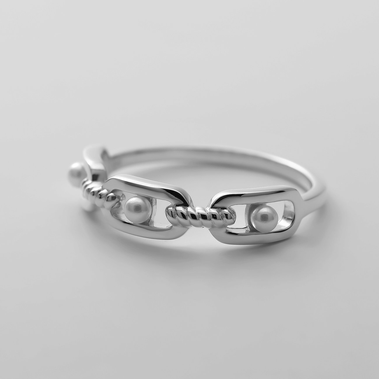 CHRIST ring van gerecycled zilver met schakelketting-design en lichte parels als accenten.