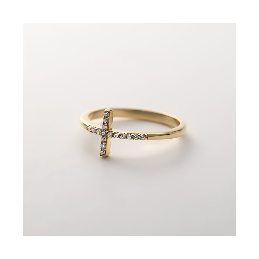 Ein CHRIST Ring aus recyceltem Silber mit vergoldetem Kreuz, besetzt mit funkelnden Zirkonia-Steinen.