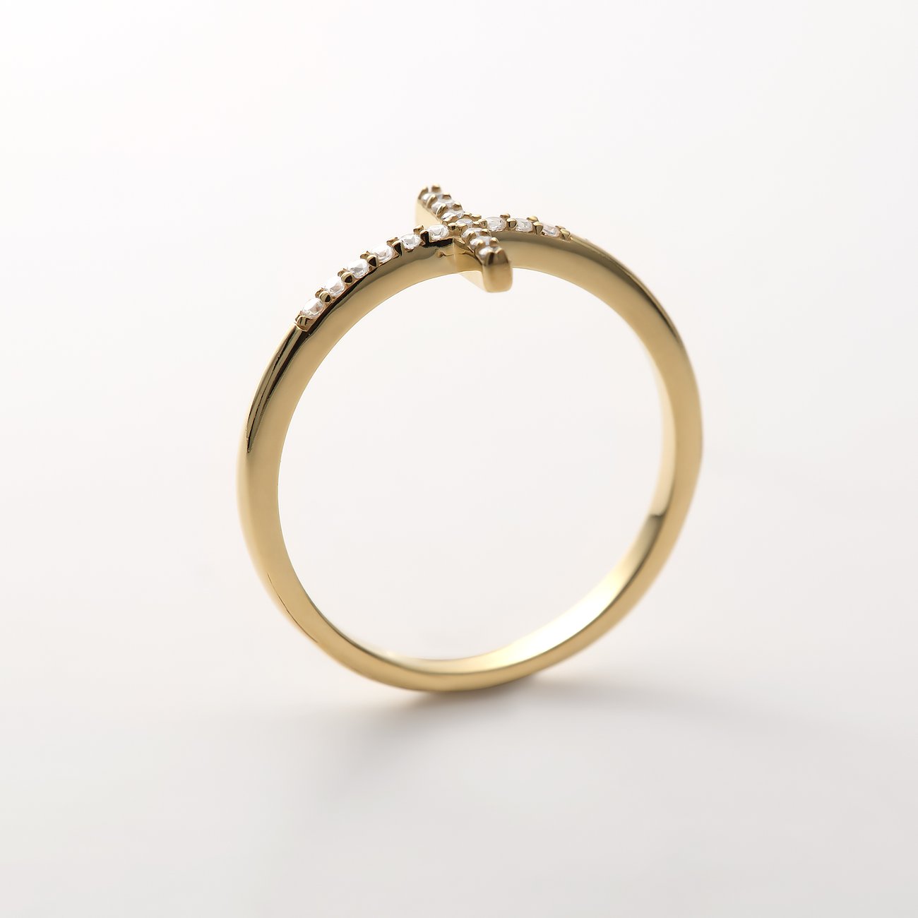 CHRIST Ring aus goldfarbenem recyceltem Silber mit funkelndem Zirkonia, aus seitlicher Ansicht.