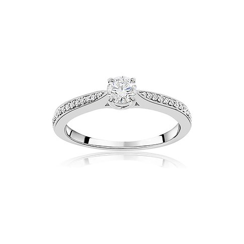 CHRIST Ring aus 750er Weißgold, besetzt mit einem runden Diamanten in der Mitte und kleineren Diamanten entlang der Schiene.