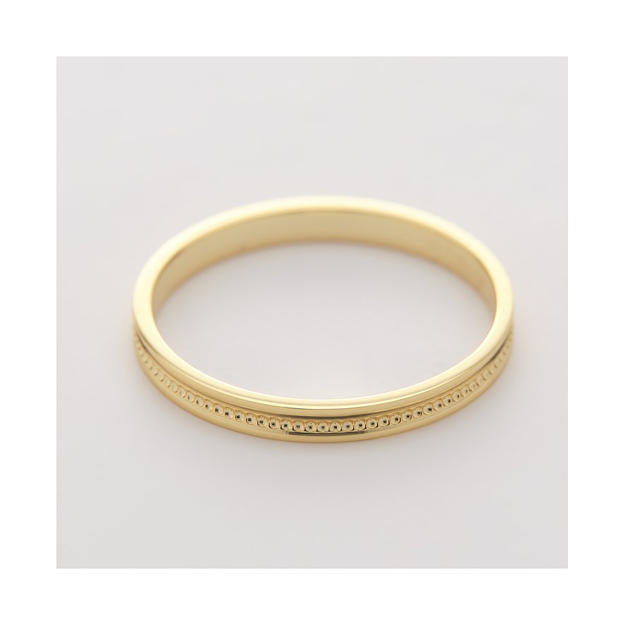 Ein glänzender goldfarbener CHRIST Ring aus recyceltem Silber mit einem zarten, punktierten Muster.