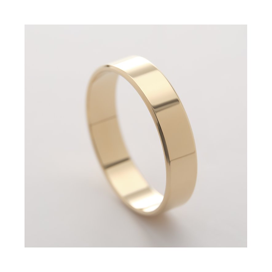 Nahaufnahme eines glänzenden CHRIST Rings aus Gelbgold (375er Legierung), leicht erhöhte Position.