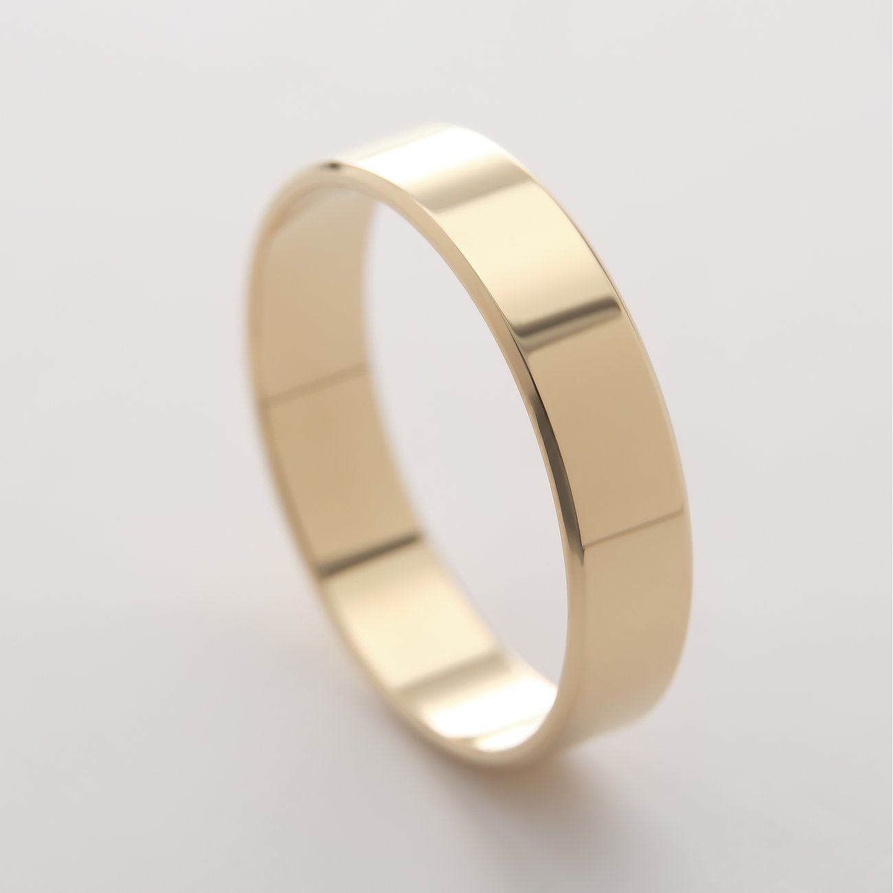 Nahaufnahme eines glänzenden CHRIST Rings aus Gelbgold (375er Legierung), leicht erhöhte Position.