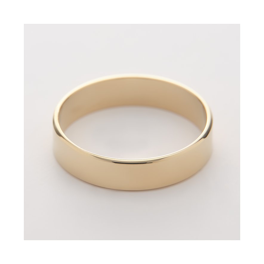 Nahaufnahme eines goldfarbenen, glänzenden CHRIST Bandrings in poliertem Gelbgold von oben links gesehen.