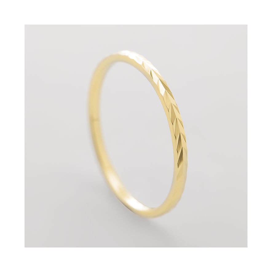 CHRIST ring i 375 gult guld, set fra oven, med facetslebet detalje på forsiden.
