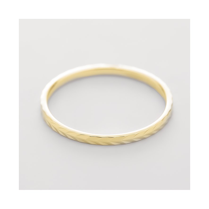 CHRIST ring af 375 gult guld, topvisning, med facetteret, skinnende overflade i chevronform.