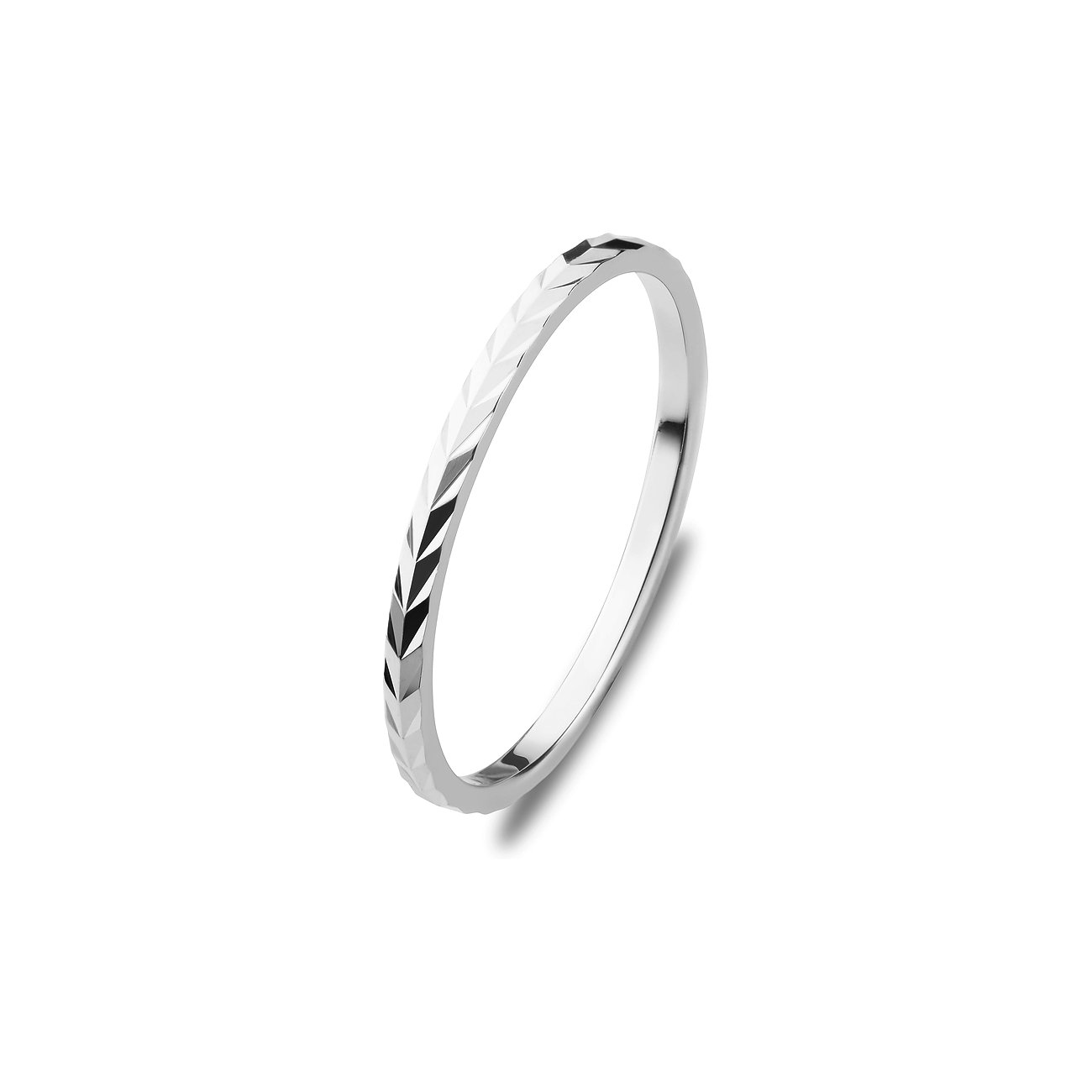 CHRIST Ring i 375 vitguld, smal och glänsande, med ett fasetterat mönster.