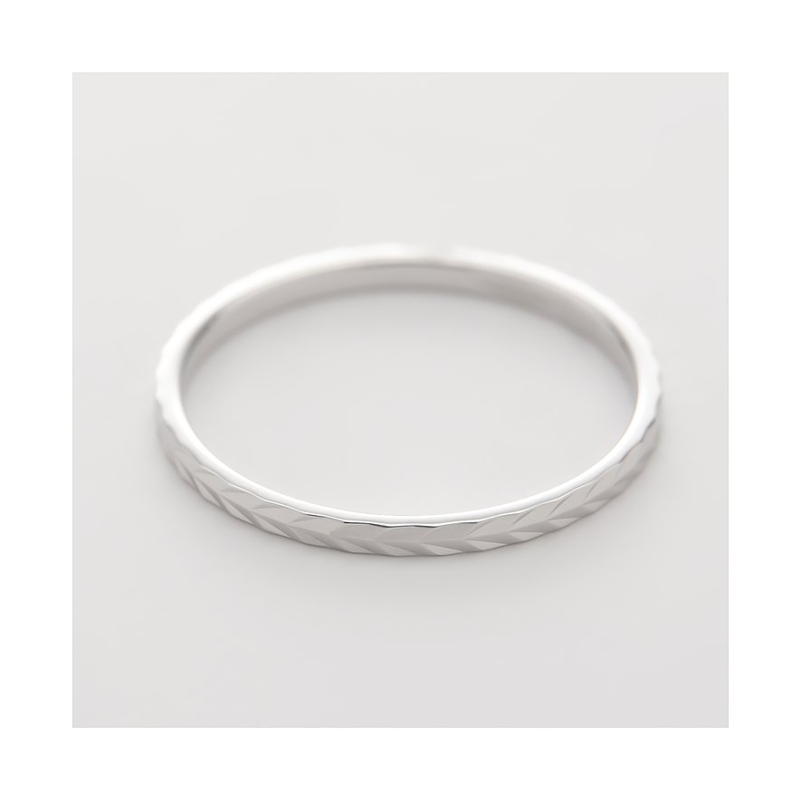 Närbild av en CHRIST-ring i 375 vitguld, snett ovanifrån. Ringen har ett graverat mönster.