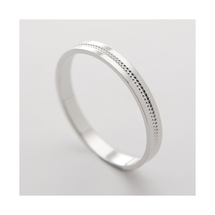 CHRIST Ring aus 375er Weißgold mit feinen, punktierten und schraffierten Details, schräg von oben aufgenommen.