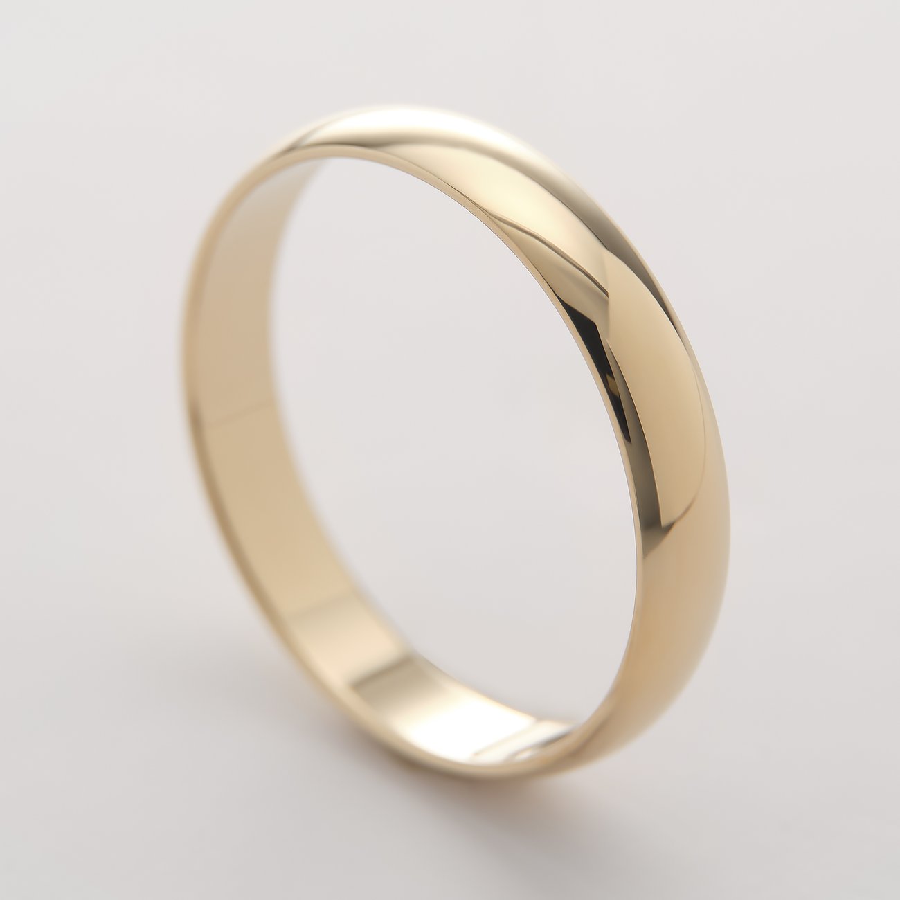 Der CHRIST Ring aus 375er Gelbgold ist in einer Nahaufnahme von oben zu sehen, er glänzt golden.