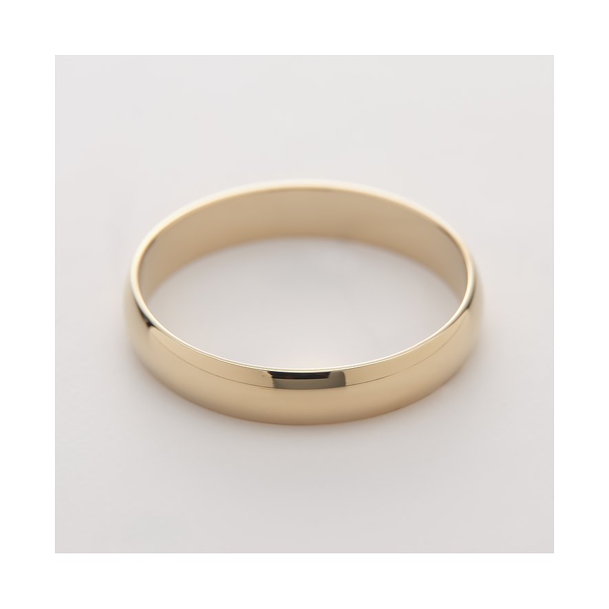 CHRIST Ring aus 375er Gelbgold mit glänzender Oberfläche in Nahaufnahme seitlich von oben.