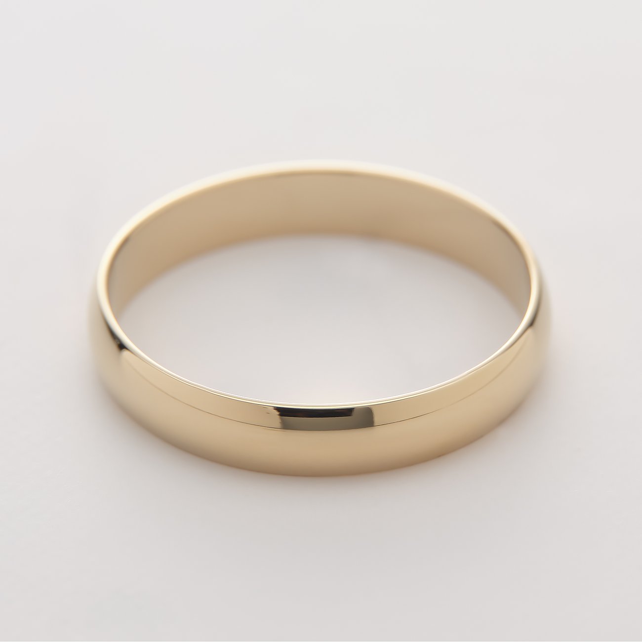 CHRIST Ring aus 375er Gelbgold mit glänzender Oberfläche in Nahaufnahme seitlich von oben.