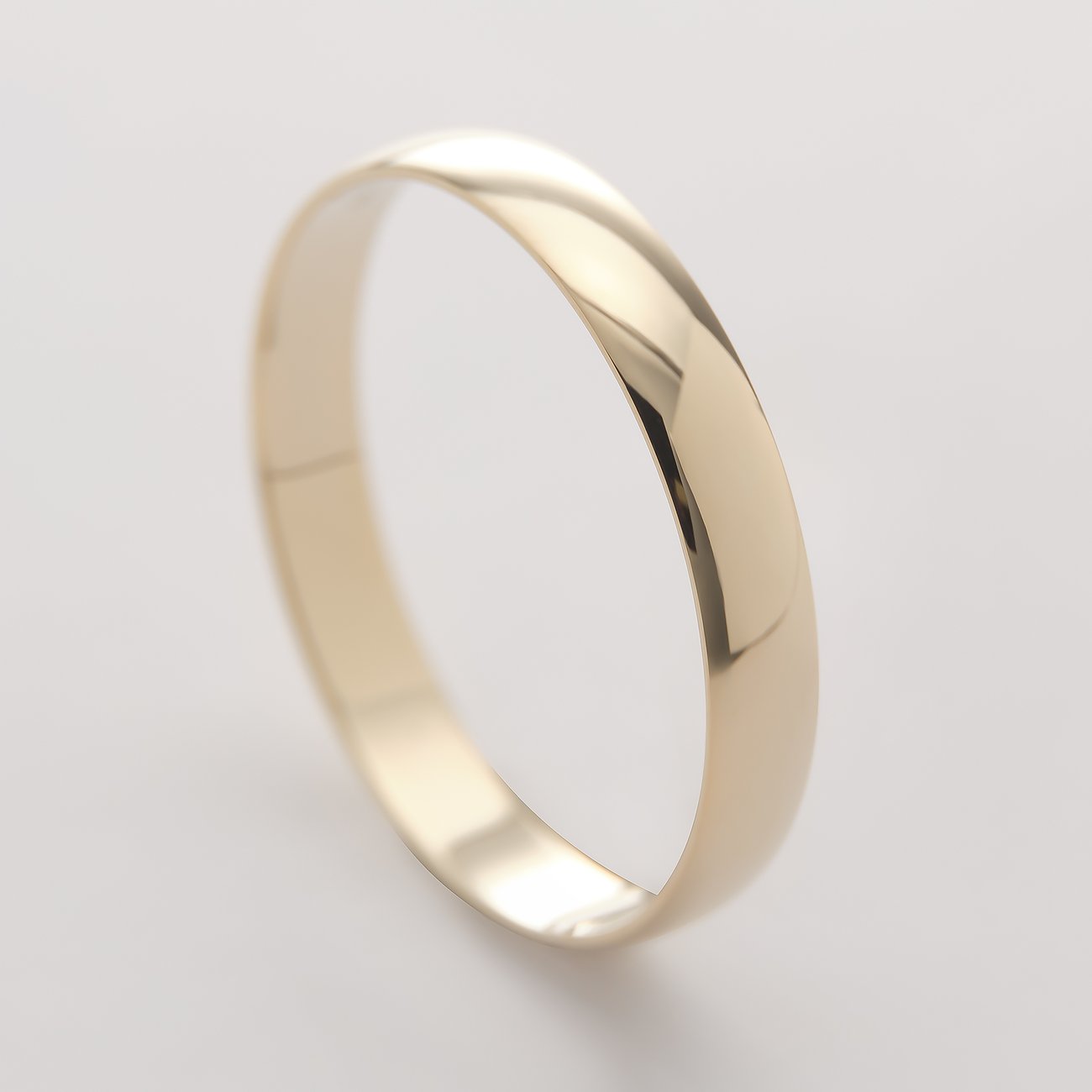 Der CHRIST Ring aus 375er Gelbgold ist eine schlichte, glänzende Bandform, aus der Perspektive leicht von oben abgebildet.